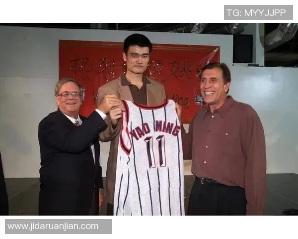 姚明化身勇士穿上盔甲勇闯篮球场展现无畏精神与力量之美 姚明化身勇士穿上盔甲勇闯篮球场展现无畏精神与力量之美