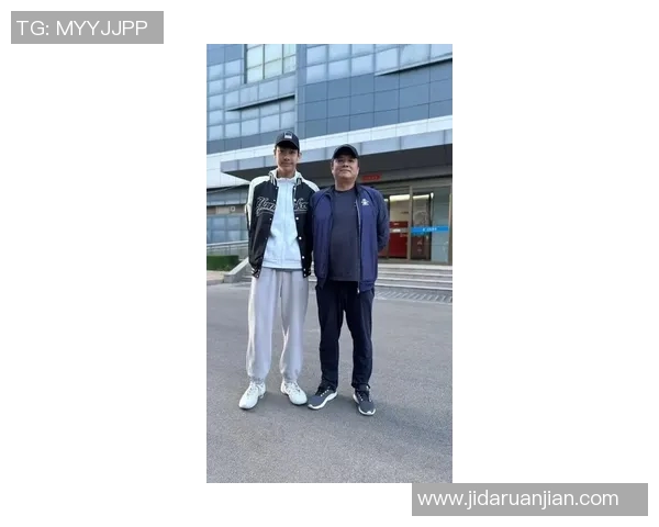 小伙因外形酷似姚明走红网络引发众人热议与关注 小伙因外形酷似姚明走红网络引发众人热议与关注