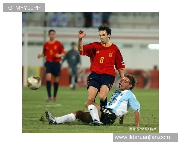 足球场上的传奇瞬间:回顾那些著名足球明星的经典照片与辉煌时刻 足球场上的传奇瞬间:回顾那些著名足球明星的经典照片与辉煌时刻