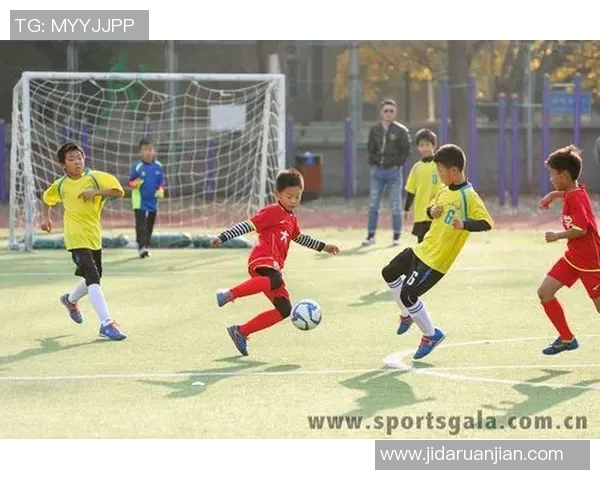 足球明星同框海报展现传奇对决与友谊的完美结合与激情瞬间的精彩回忆